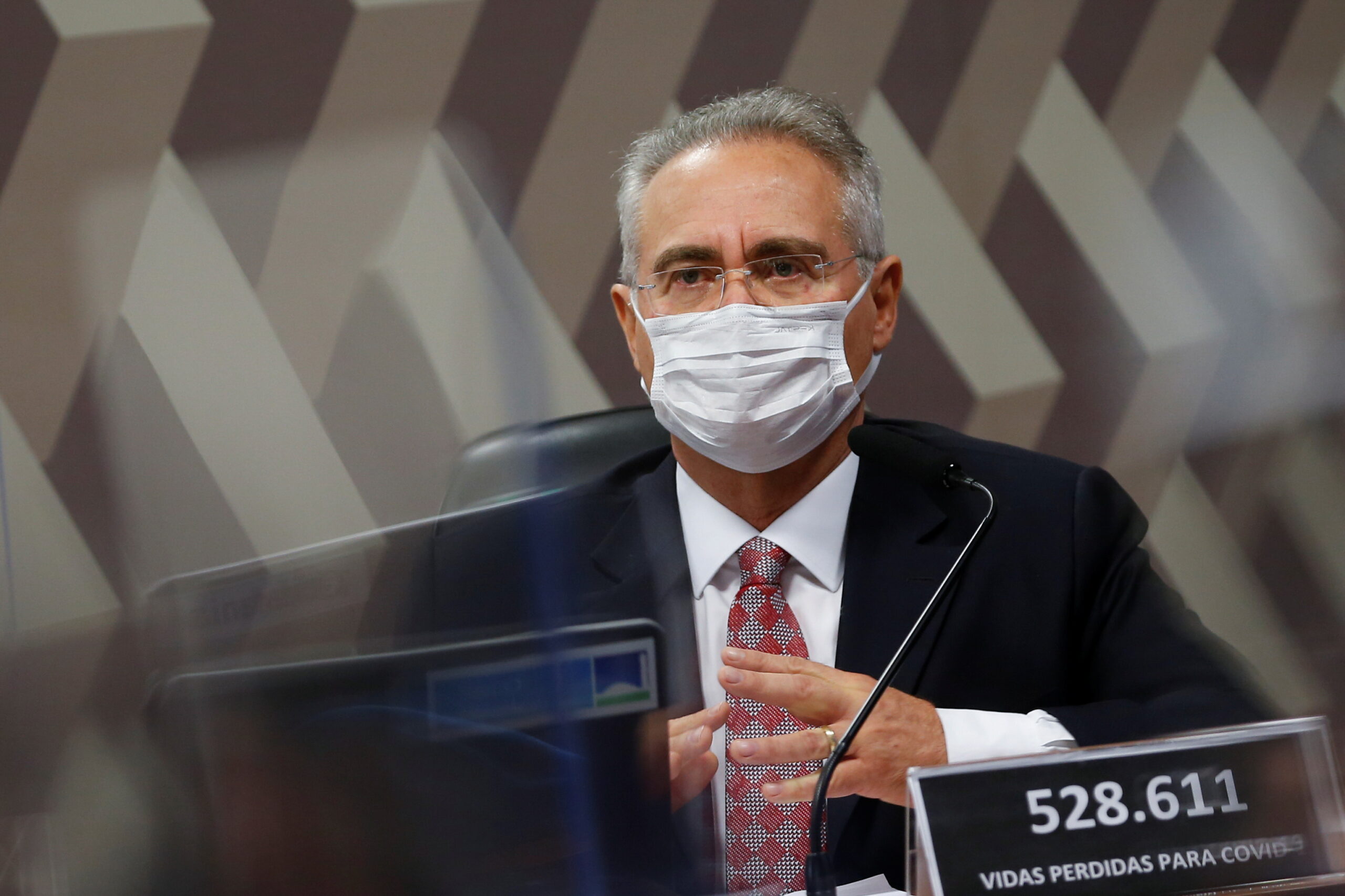 Vamos cobrar punição de responsáveis, sejam civis ou militares, diz Renan sobre CPI