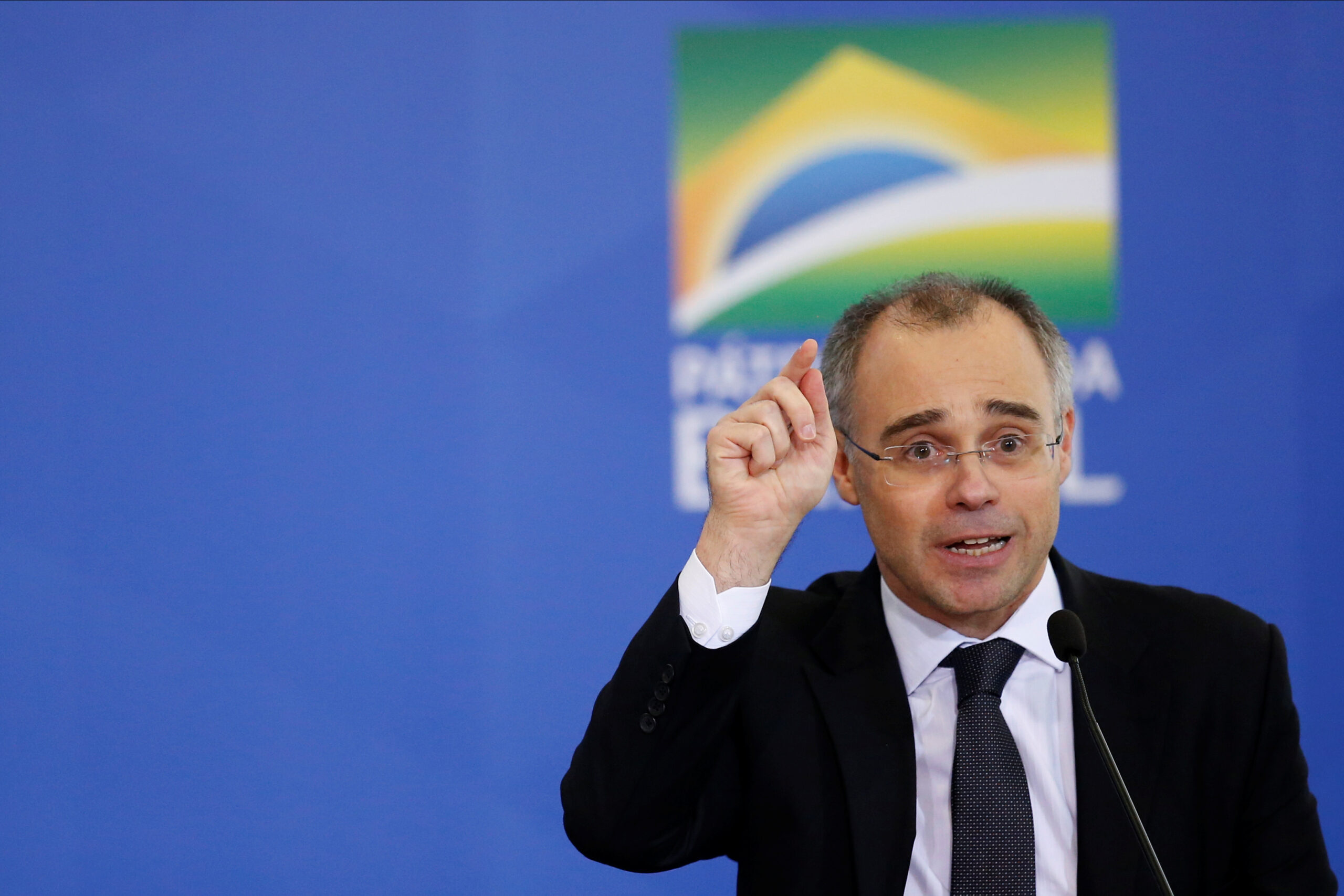 Bolsonaro oficializa indicação de André Mendonça ao STF