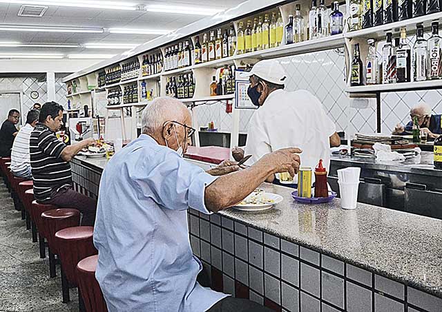 Bares e restaurantes poderão funcionar até às 23h na capital mineira  a partir de amanhã | Crédito: Charles Silva Duarte/Arquivo DC