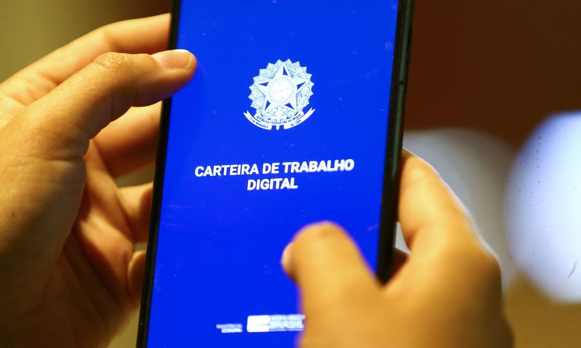 Criação de vagas formais no Brasil acelera em junho, mostra Caged