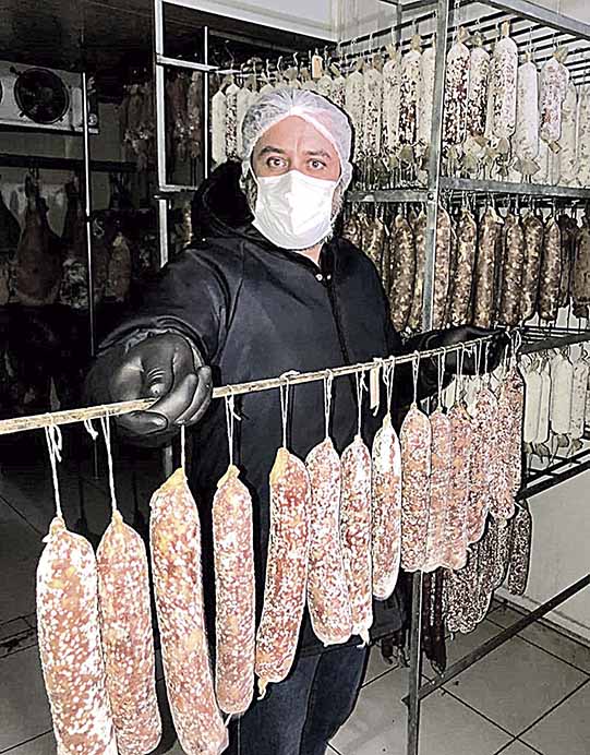 Charcutaria no Norte de Minas ganha registro do governo e espera ampliar vendas