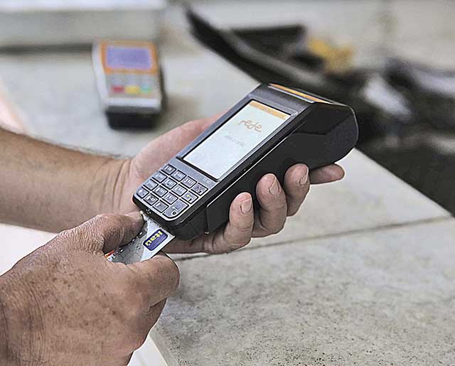 Consumidores deixam de viajar para investir no mercado financeiro
