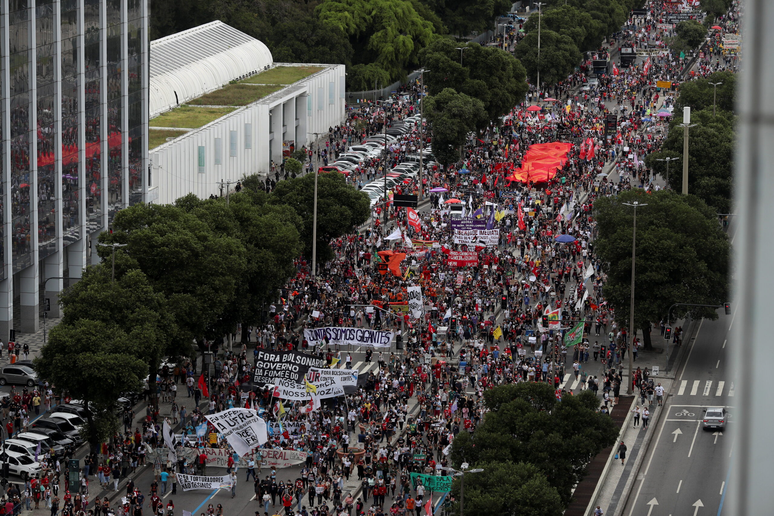 Povo na rua, economia e pandemia