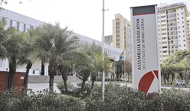 Zema sanciona lei que altera cargos no TJMG
