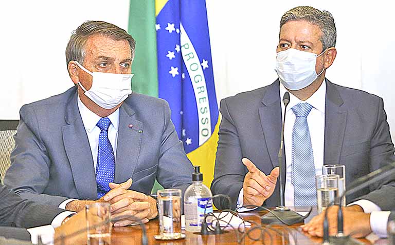 Bolsonaro apresenta o Auxílio Brasil