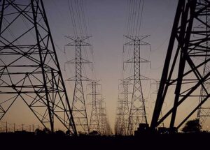 Linhas de energia conectando torres de eletricidade de alta tensÃ£o, em BrasÃ­lia