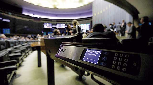 Votação de alterações no IR é adiada novamente