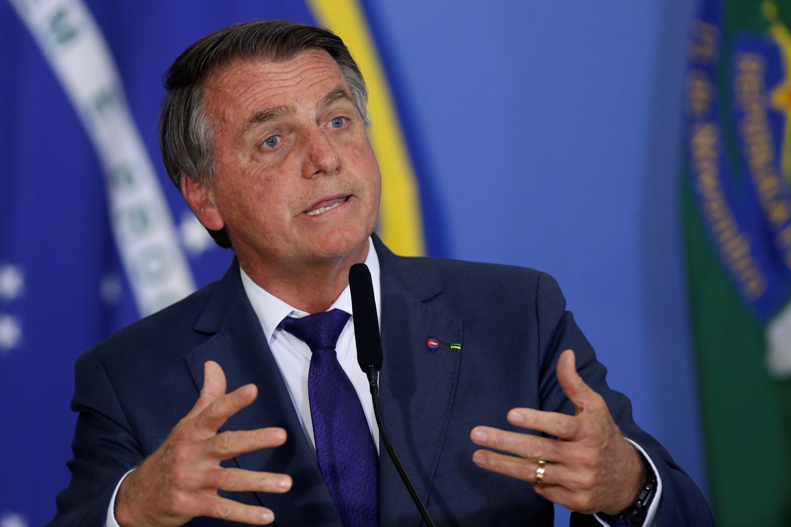 Bolsonaro se reunirá com caminhoneiros nesta 5ª para tentar suspender paralisações