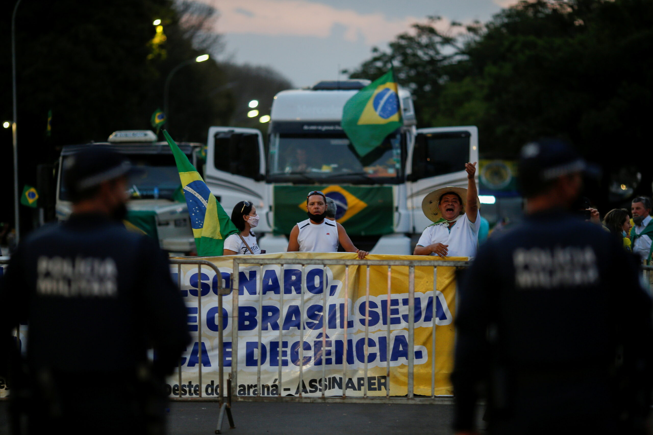 Ibovespa sobe após tombo, mas fragilizado com manutenção de incertezas locais