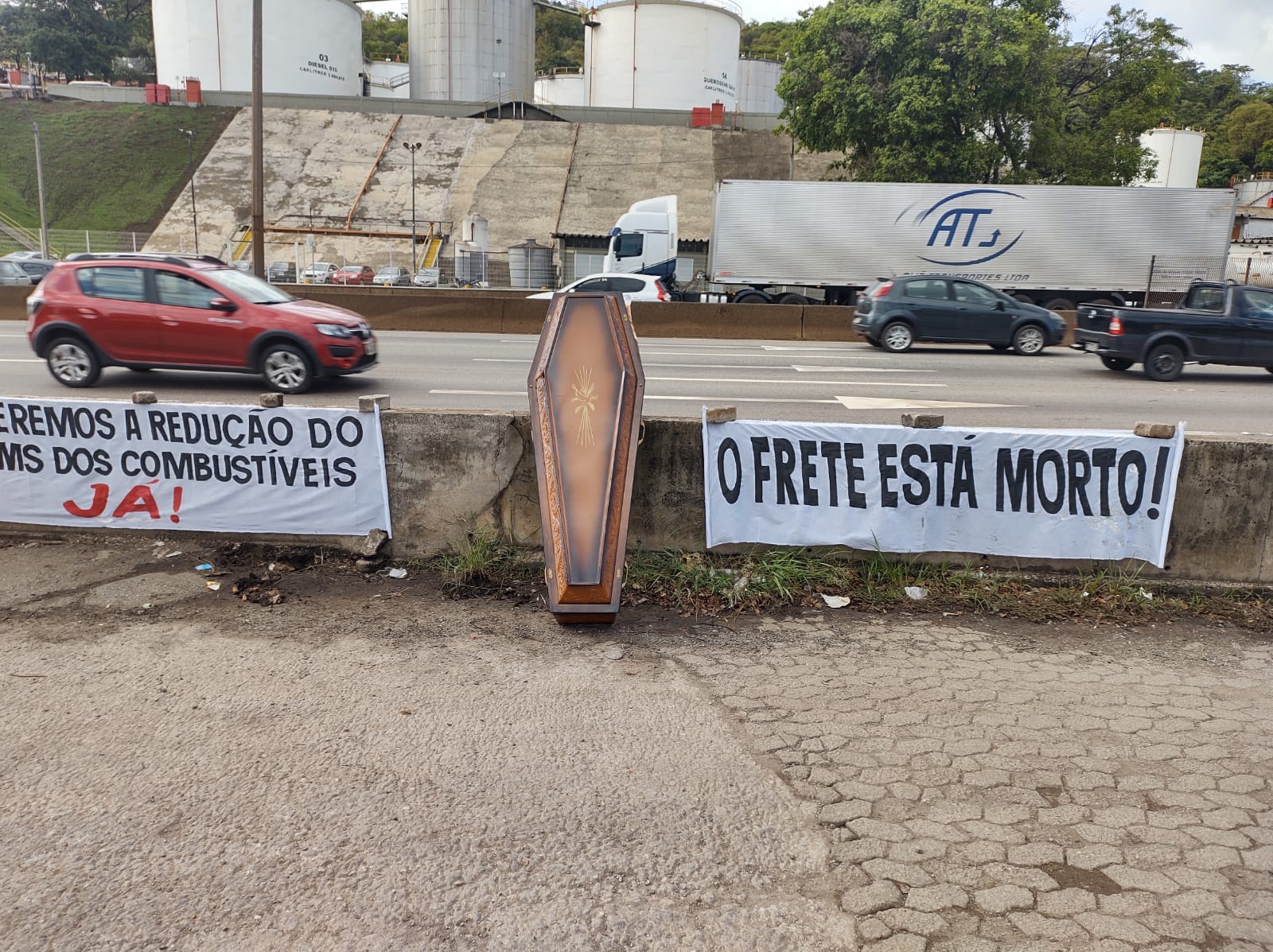 Tanqueiros fazem protesto e suspendem atividades em Minas Gerais