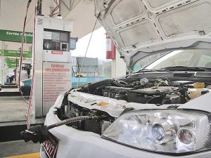 Carro é abastecido com gás natural em posto