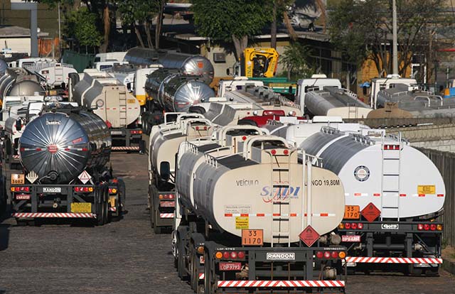 Tanqueiros paralisam o abastecimento de combustíveis em MG