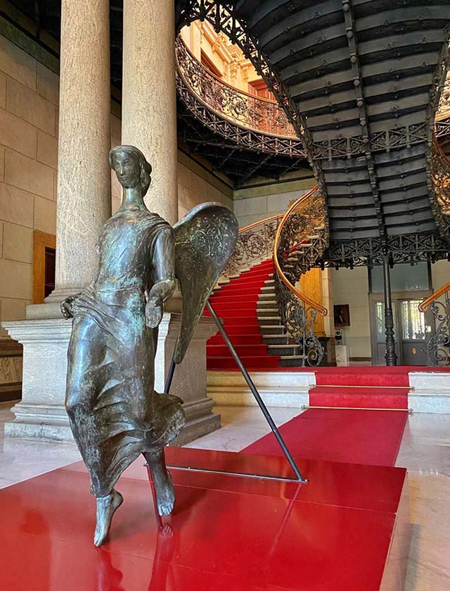Esculturas de Ceschiatti no Palácio da Liberdade