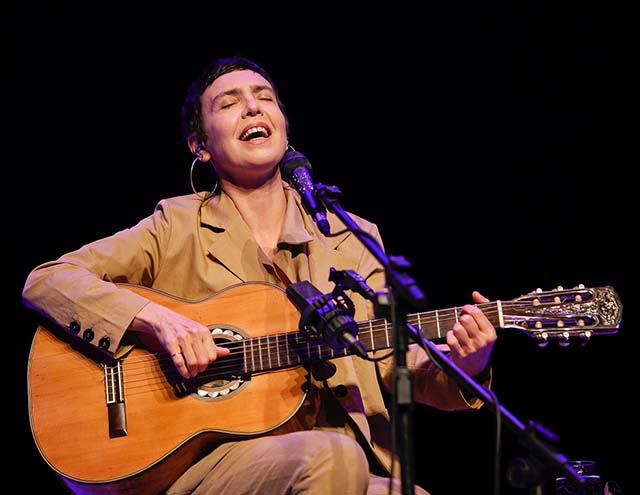 Adriana Calcanhotto se apresenta em BH