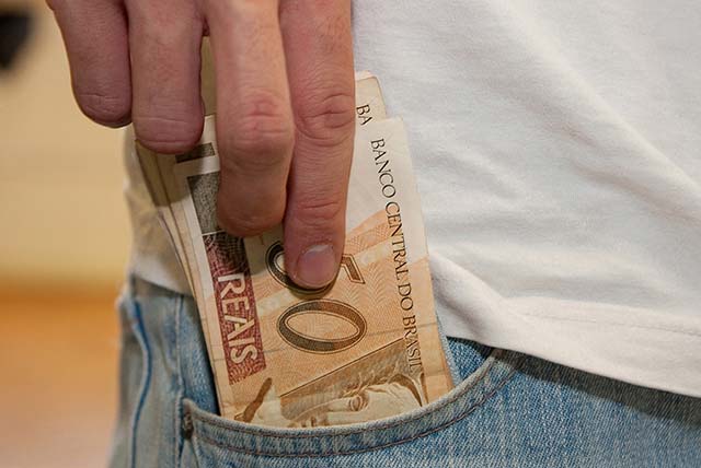 Governo começa a pagar Auxílio Brasil