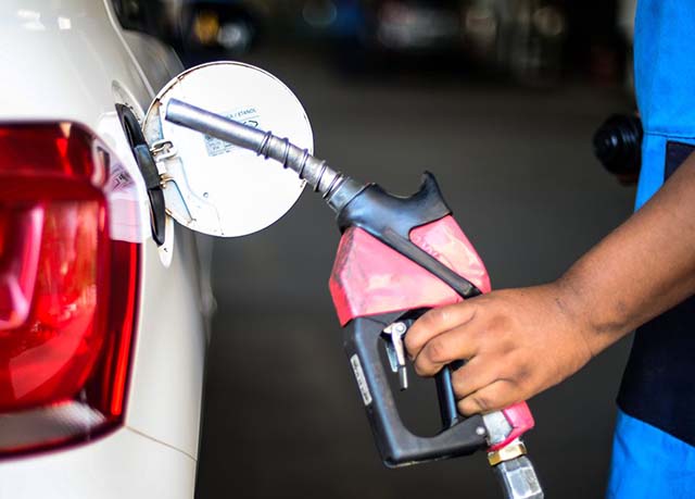 O avanço do IPCA foi puxado pelo preço do gasolina, que subiu 2,85% em outubro e 36,89% no acumulado do ano | Crédito: MARCELO CASAL JR. / AGÊNCIA BRASIL