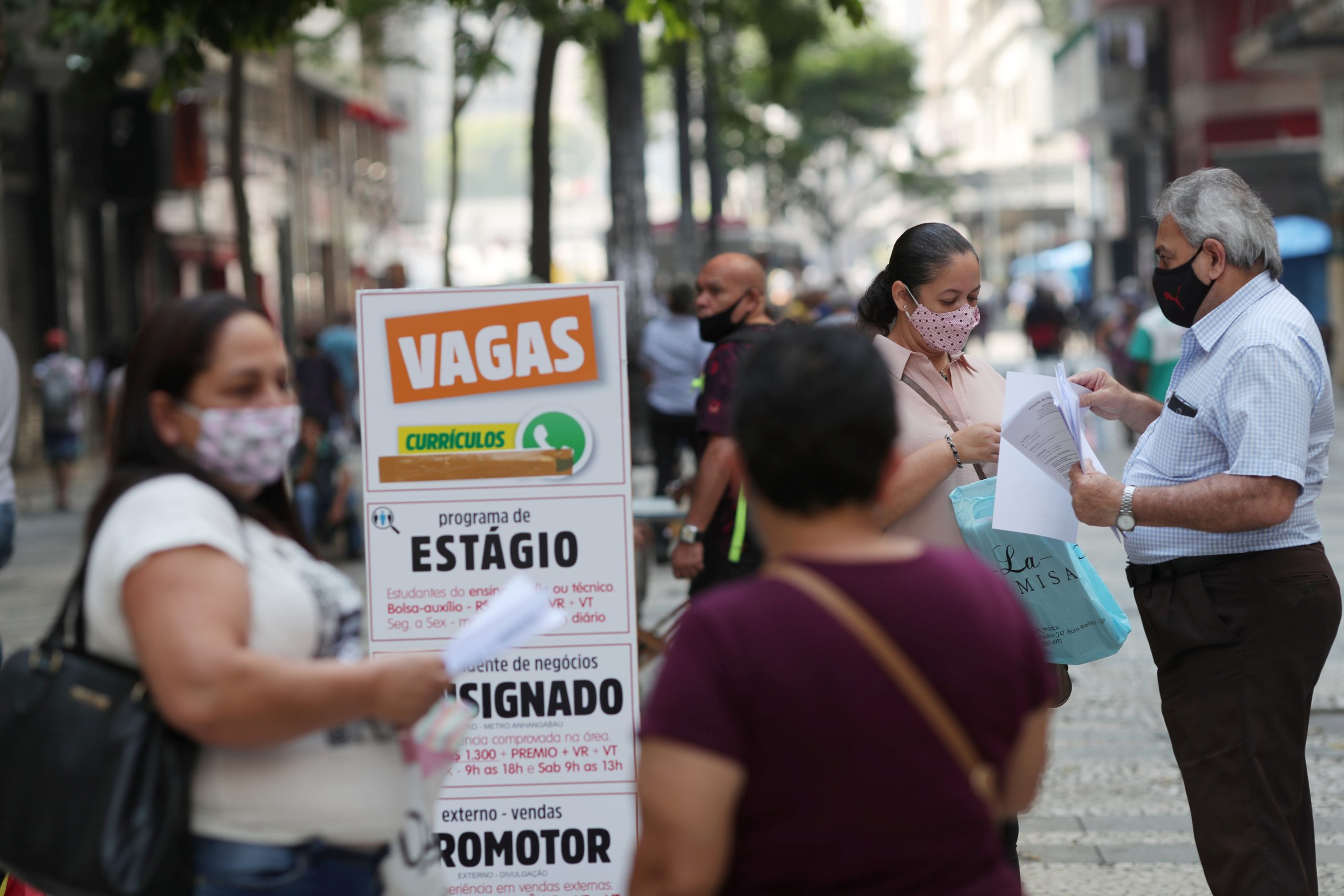Desemprego no Brasil tem menor nível para trimestre até janeiro em 6 anos, de 11,2%