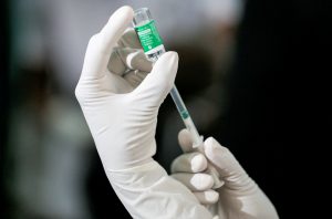 Funcionário da área da saúde extrai uma dose da vacina contra a Covid-19 da AstraZeneca fabricada pelo Serum Institute, da Índia, no Hospital de Doenças Infecciosas em Colombo, Sri Lanka