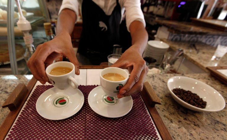 Garçonete serve café em São Paulo