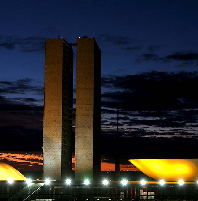 Servidores federais ameaçam greve após protestos em Brasília