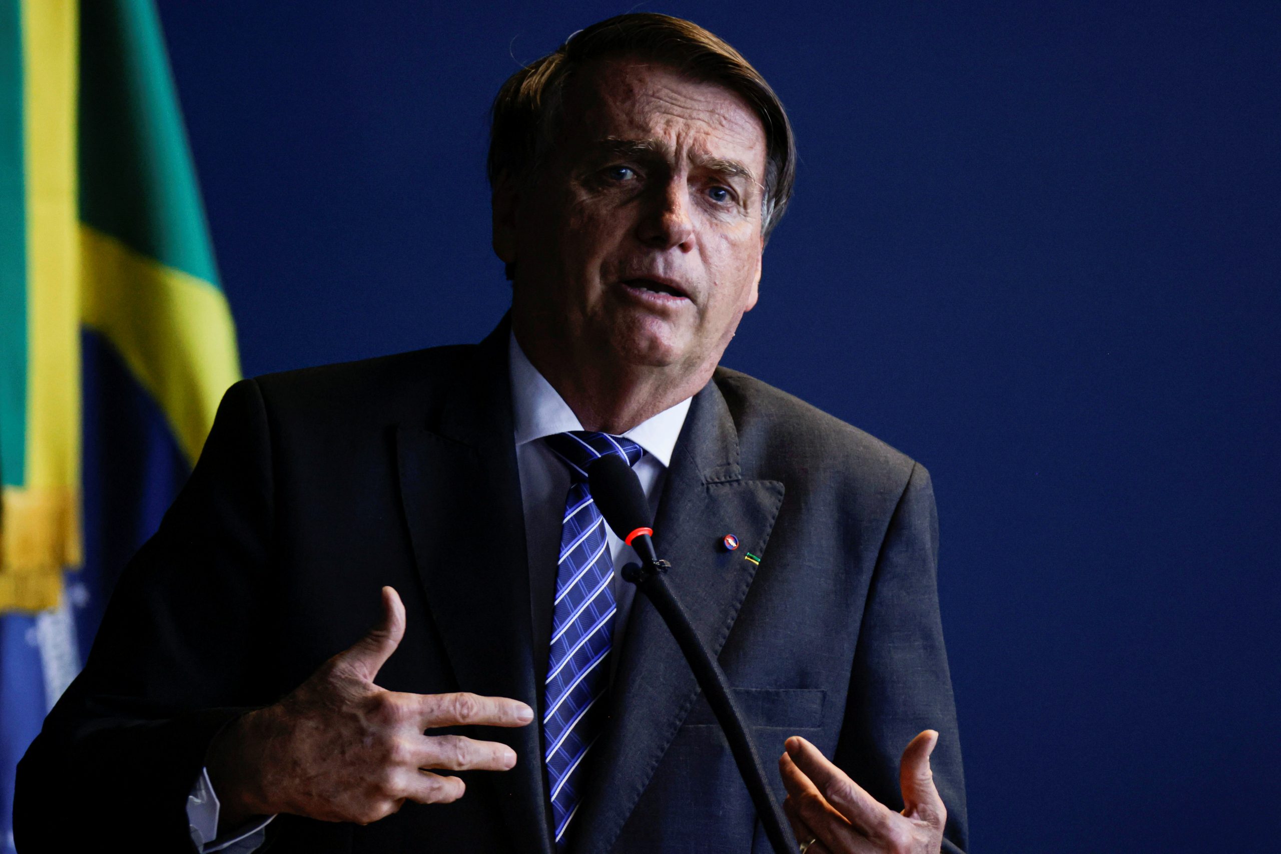 Jair Bolsonaro assina a filiação ao Partido Liberal