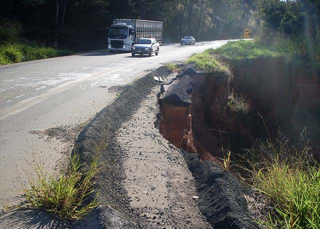 Quase 70% da malha rodoviária em Minas Gerais apresentam problemas como buracos e deficiência no pavimento | Crédito: Divulgação