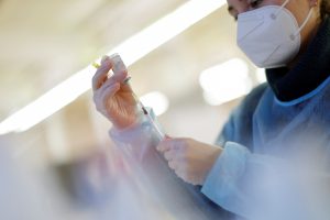 Enfermeira prepara dose de vacina contra a Covid-19 em centro de vacinação em Berlim