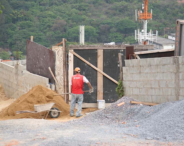 Custo elevado e falta de insumos ainda desafiam grande parte da indústria de construção civil