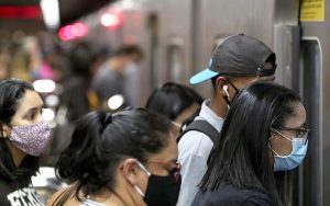 Pessoas se juntam para entrar em um trem em estação de metrô de São Paulo25/06/2020