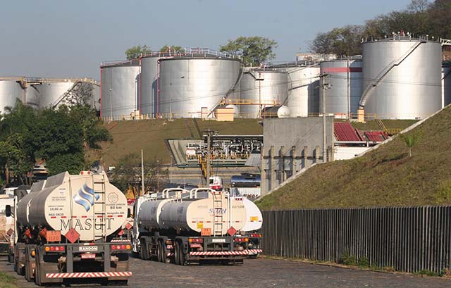 Tanqueiros articulam paralisação contra   preço do óleo diesel