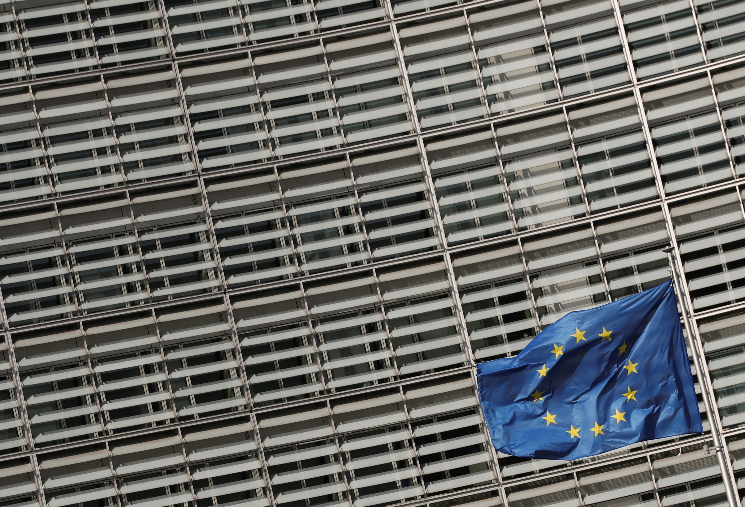 UE vai impor novas sanções contra Rússia por ataque “bárbaro” à Ucrânia