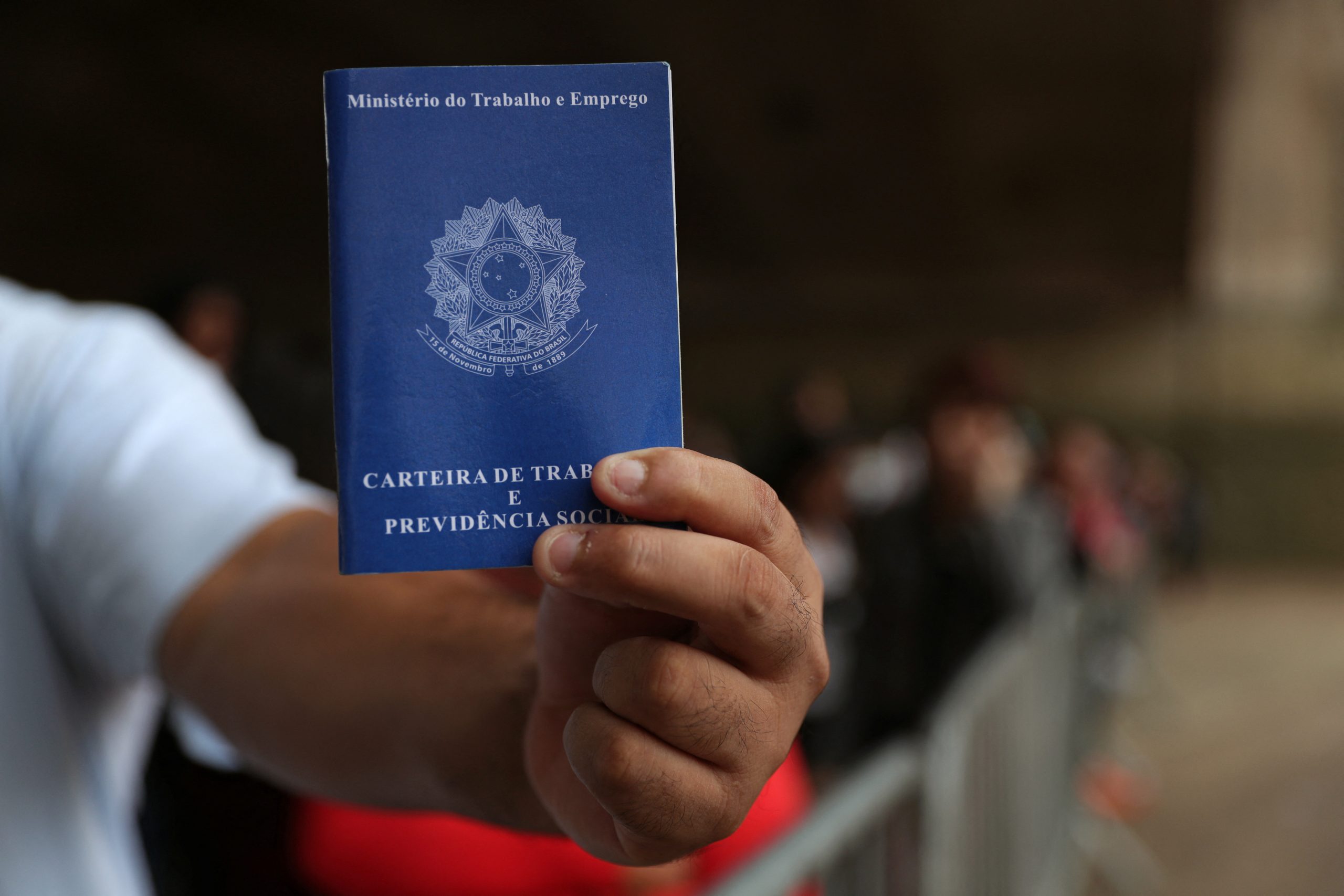 Pessoa mostra carteira de trabalho em fila de emprego em São Paulo
29/03/2019
REUTERS/Amanda Perobelli