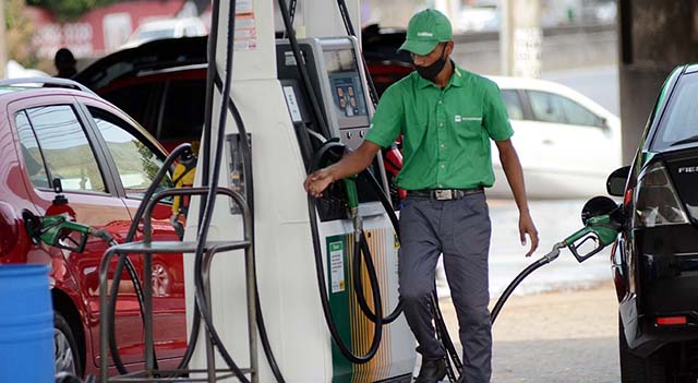 Gasolina encerra janeiro ainda mais cara em Minas