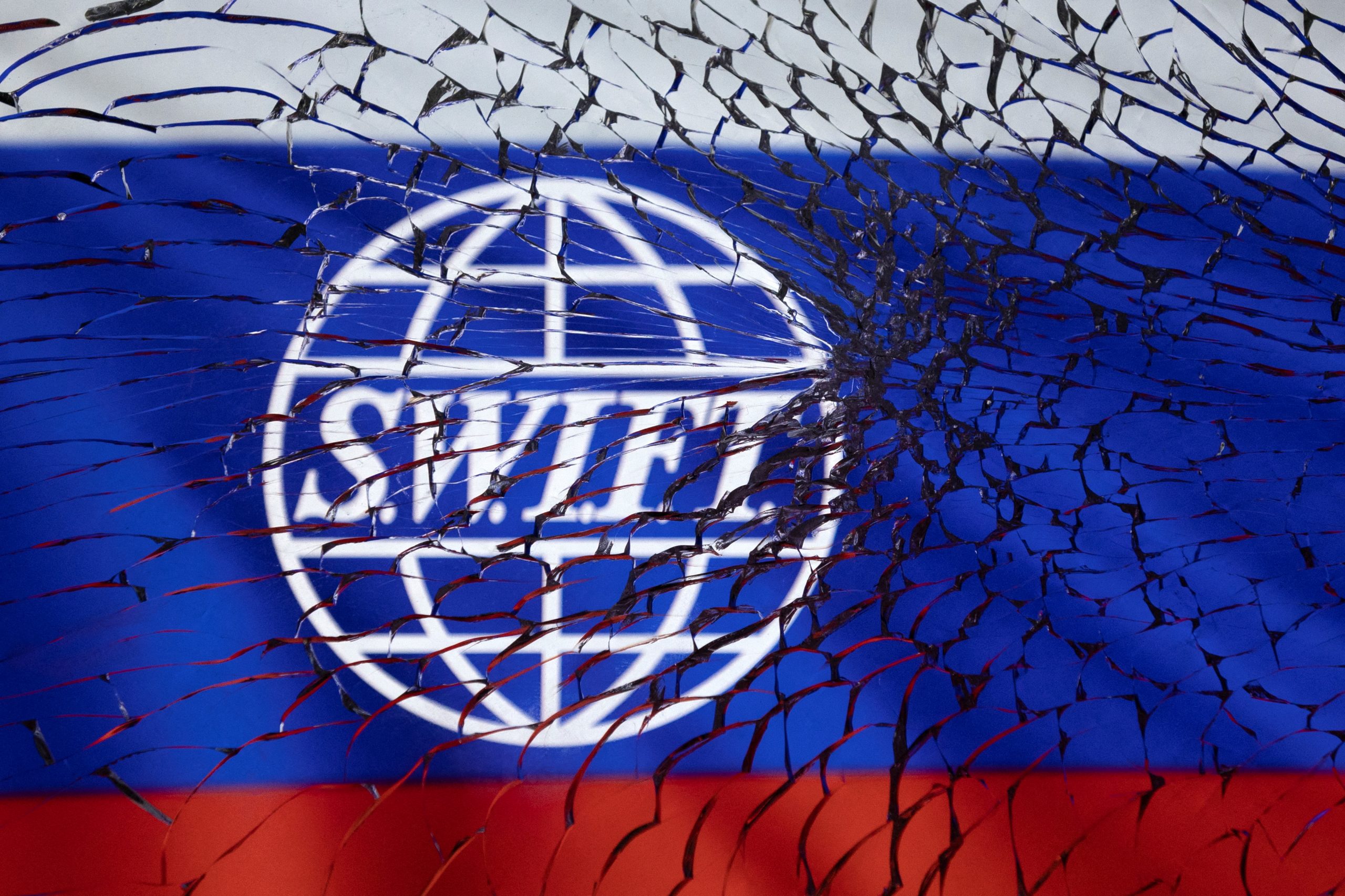 UE exclui 7 bancos russos do sistema Swift, permite negócios ligados a energia