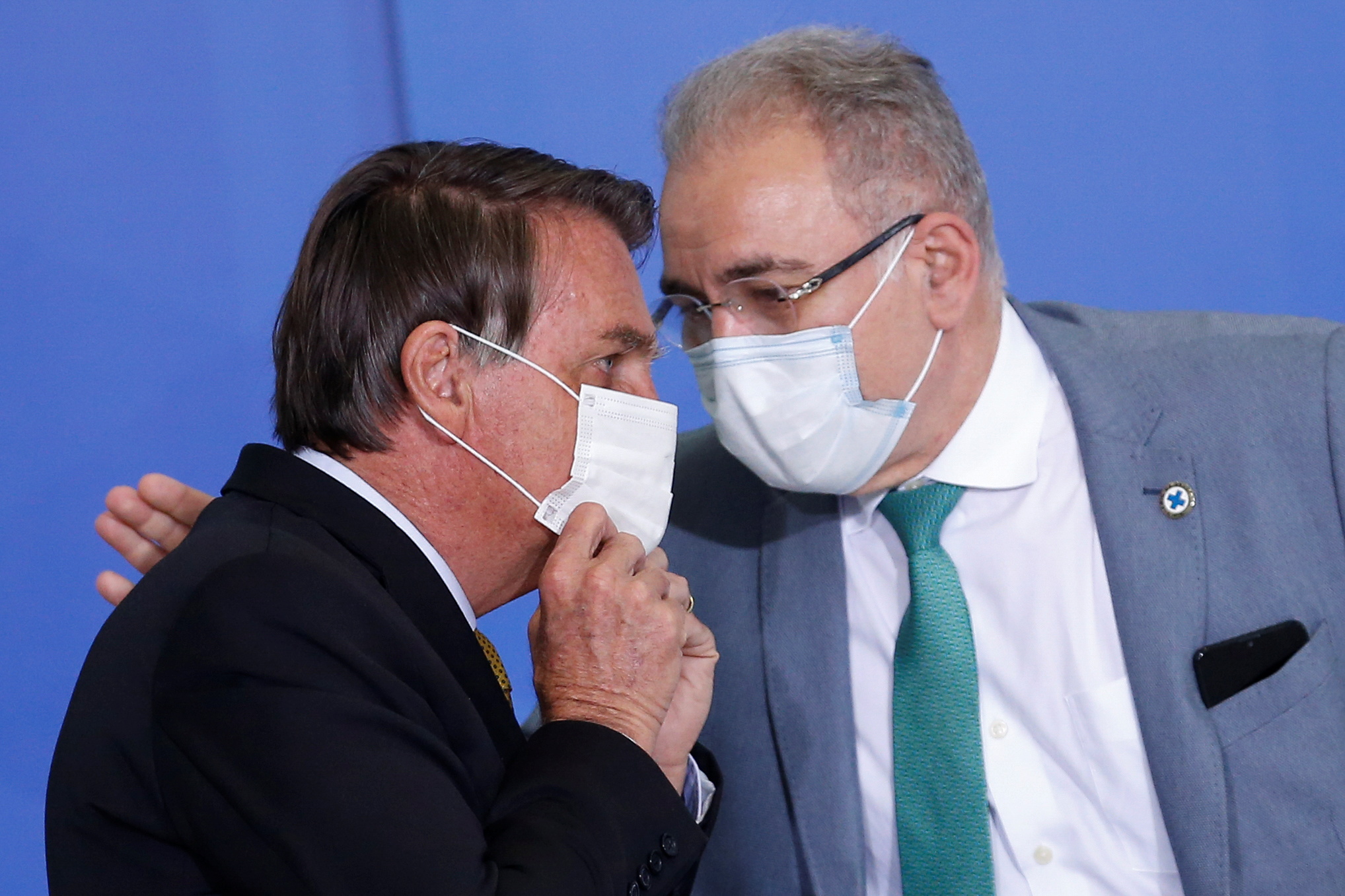 Bolsonaro diz que Queiroga estuda rebaixar para endêmica situação da Covid no Brasil