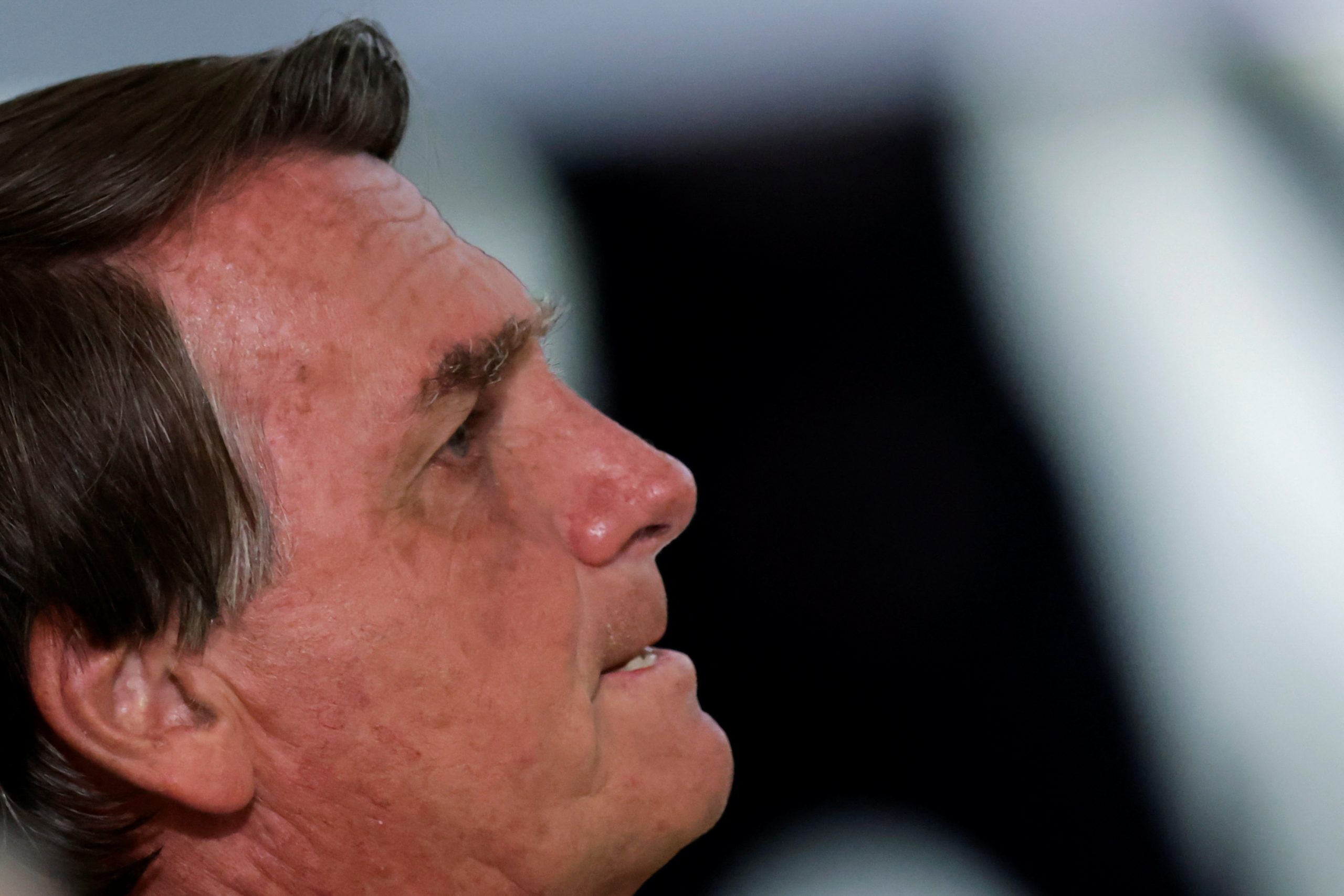Bolsonaro faz cobrança por preços menores dos combustíveis