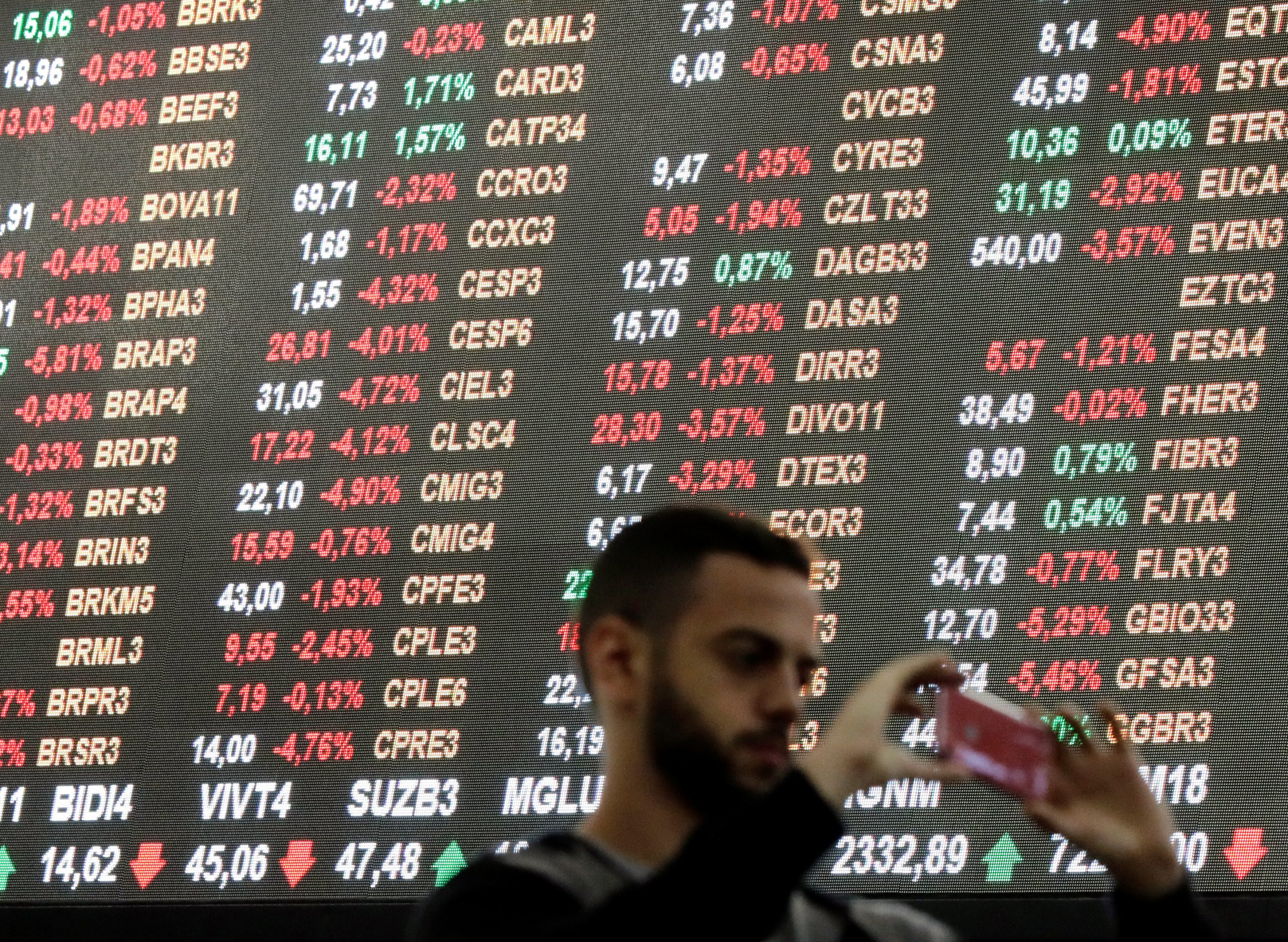 Ibovespa recua na abertura pressionado por Vale e Petrobras