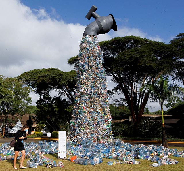 Delegada observa monumento “feche a torneira do plástico” | Crédito: REUTERS/Monicah Mwangi