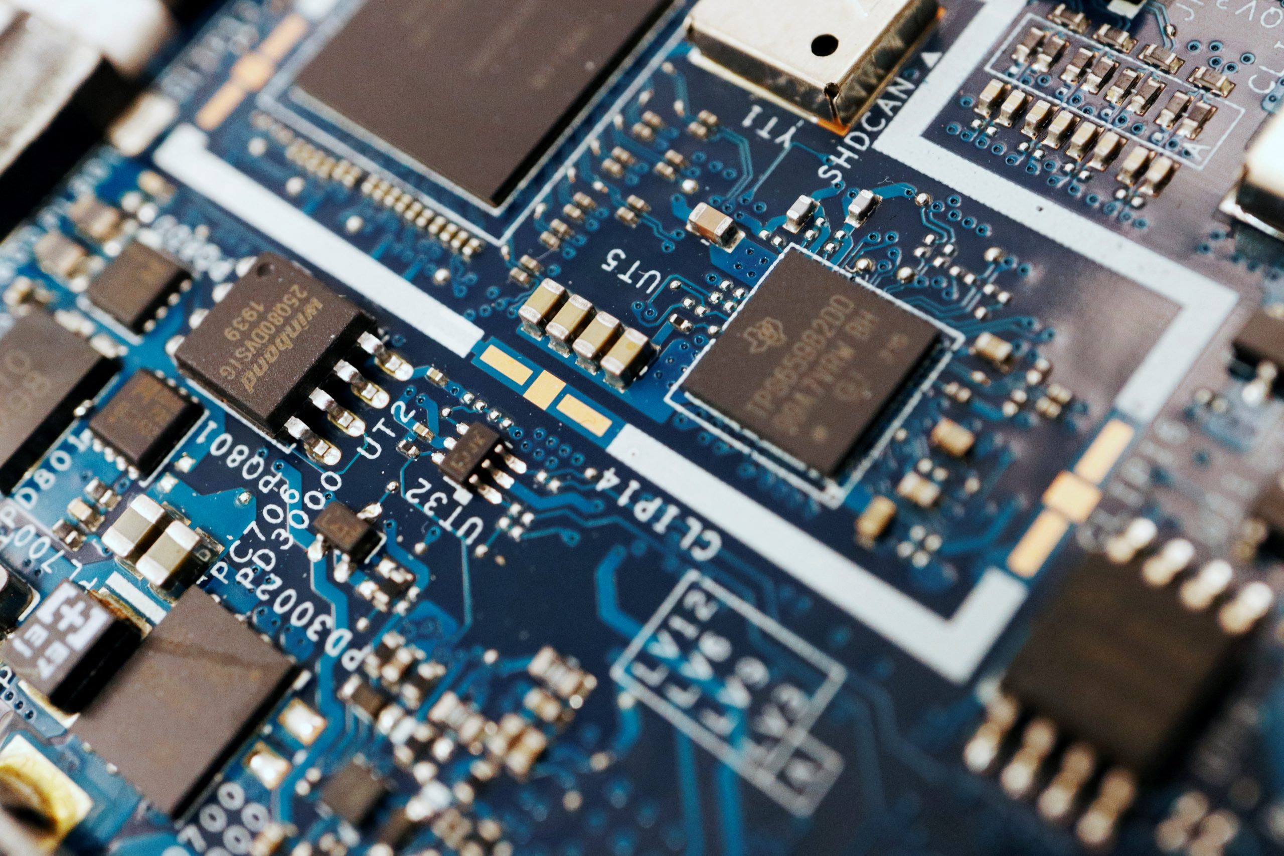 Crise de semicondutores faz Guedes estudar fabricação nacional