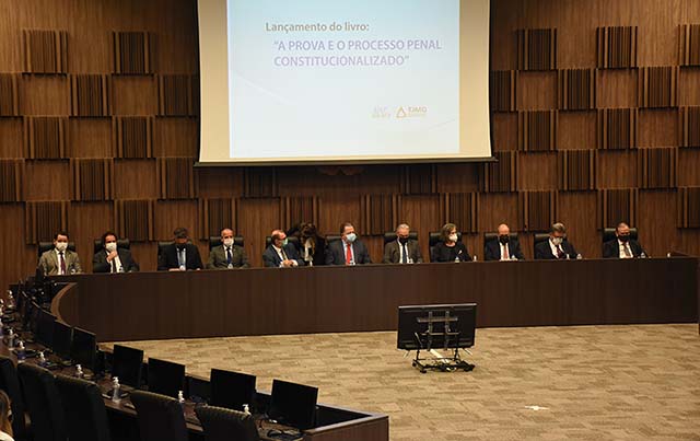 Ministro do STJ é homenageado em livro