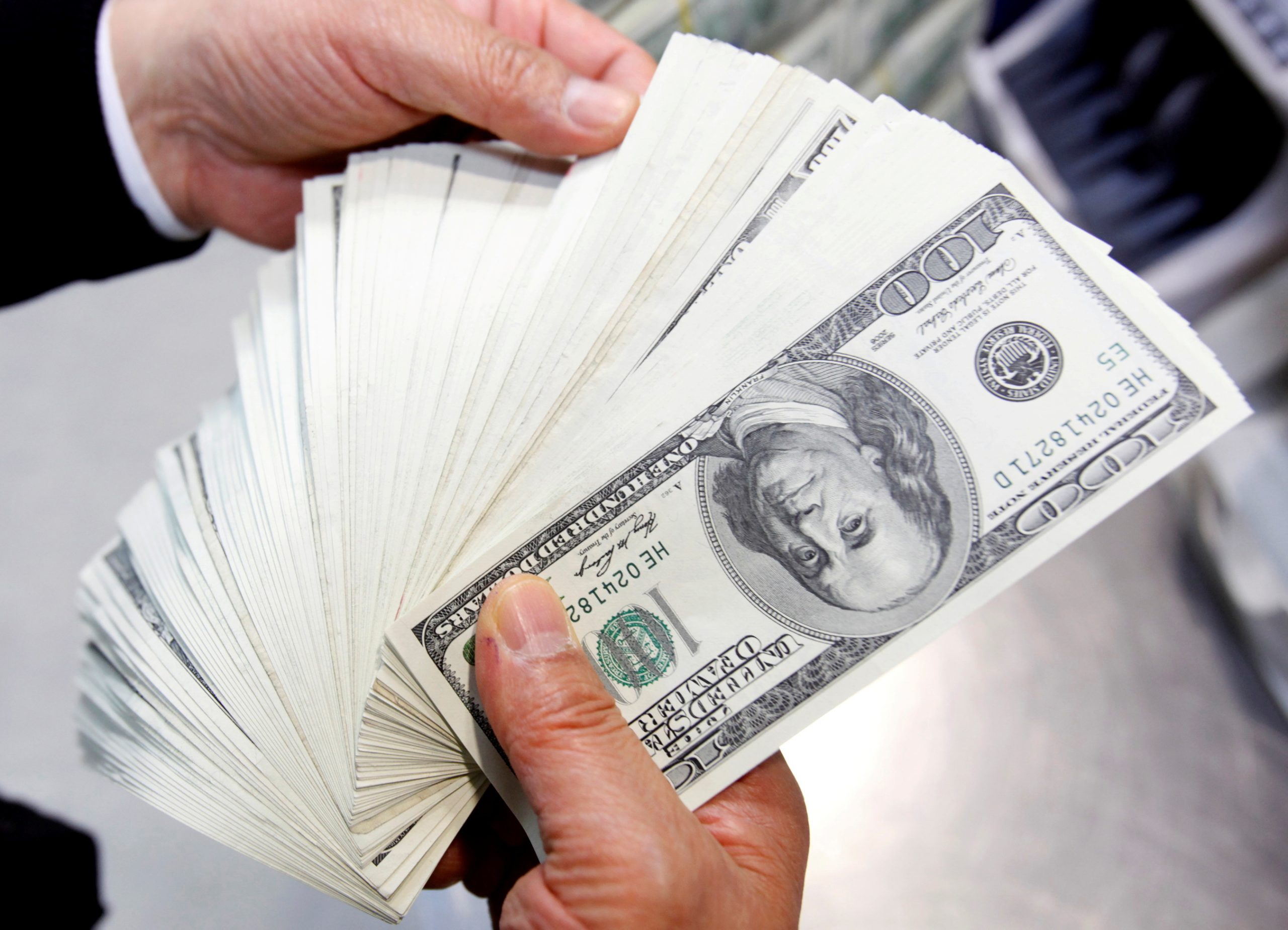Dólar recupera fôlego em movimento de ajuste após ir abaixo de R$ 4,60