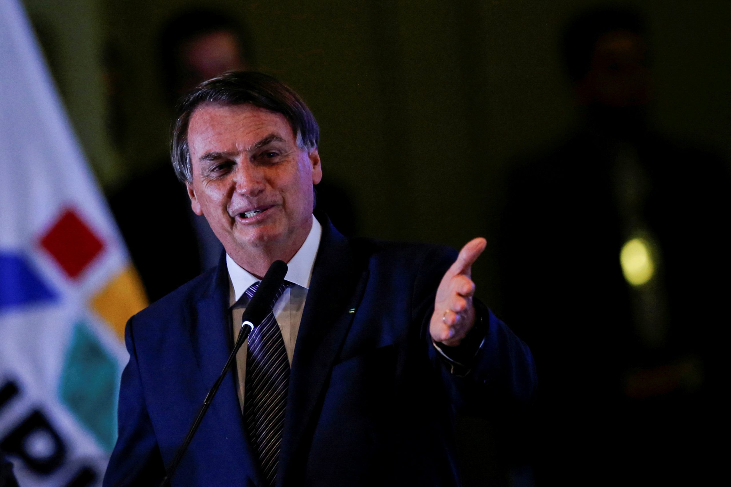 Bolsonaro volta a criticar sistema eleitoral e diz que população é seu exército
