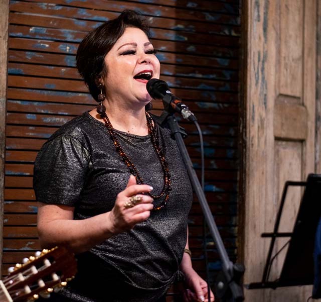 Bia Lucca presta homenagem a Nara Leão