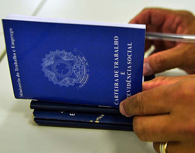 Brasil gera 2 milhões de empregos formais, menos que em 2021
