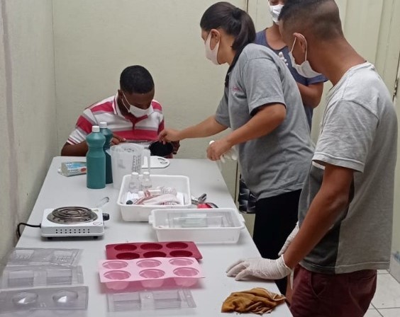 Trabalho com sabonetes artesanais é oportunidade para jovens de BH em semiliberdade