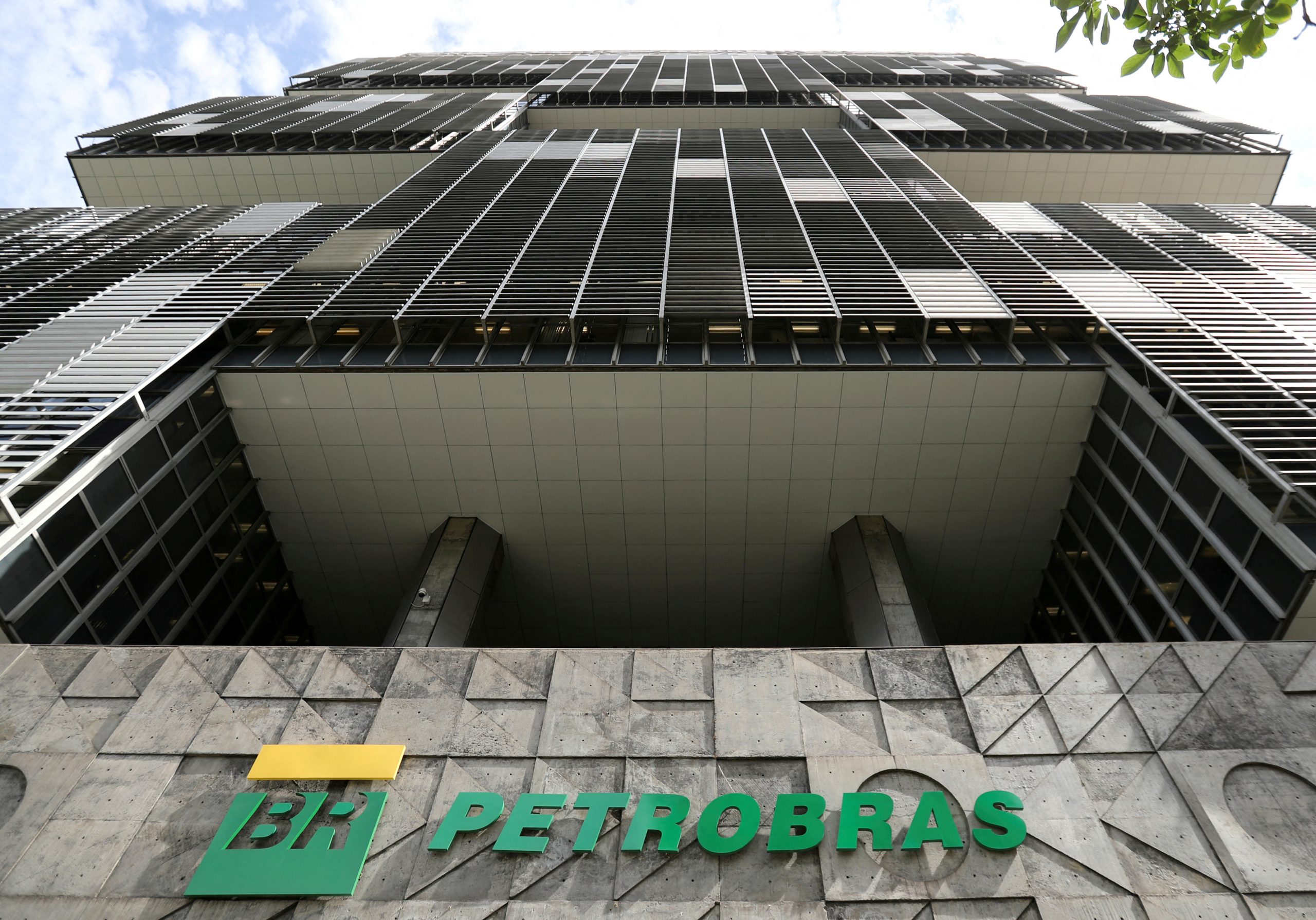 Petrobras arremata três blocos do pré-sal