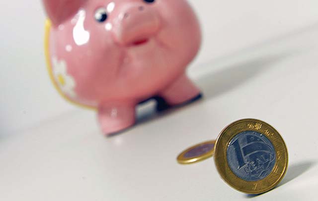 Poupança tem retirada recorde em março