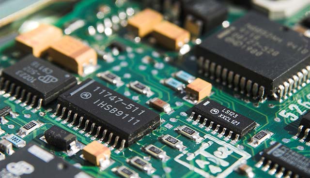 Produção mundial de veículos vai cair 20% até 2026 por falta de chips, diz estudo