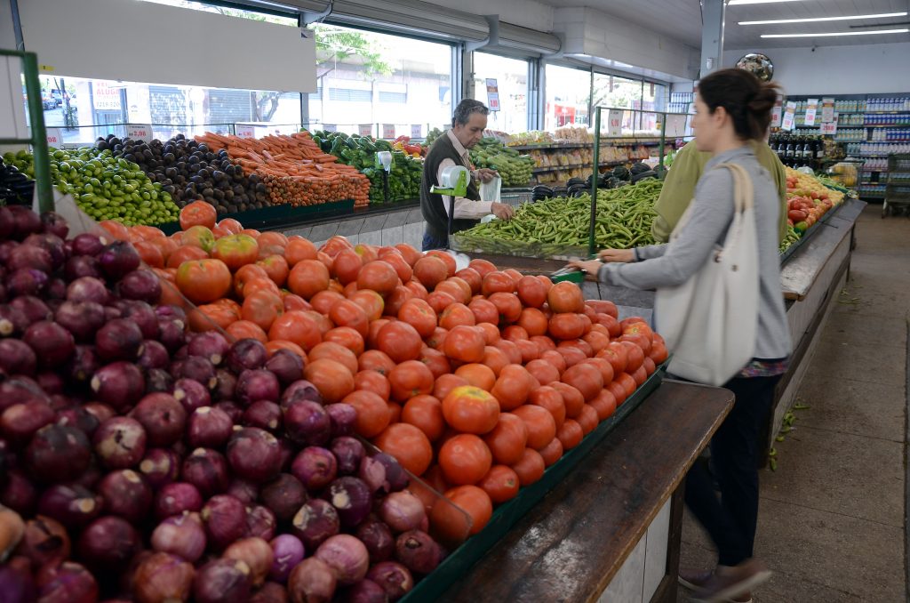 Pessoas fazem compras em supermercado