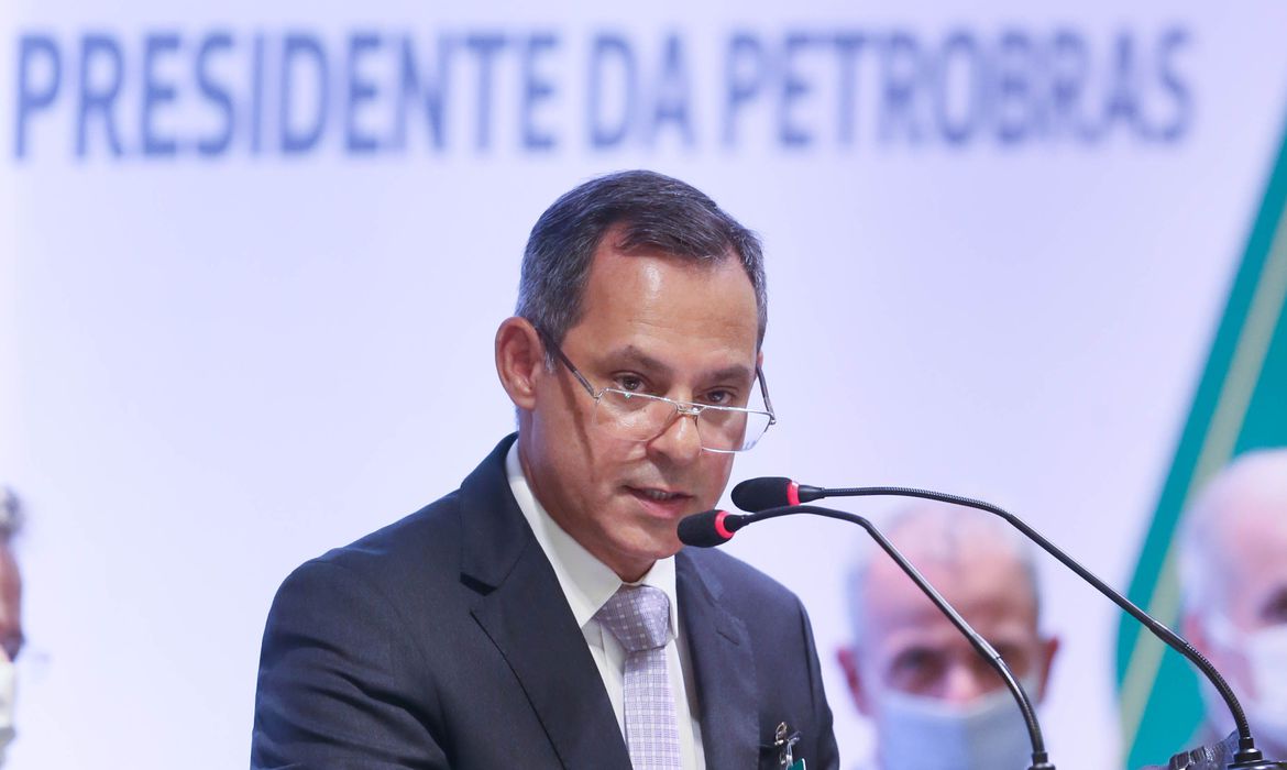 Bolsonaro demite presidente da Petrobras que alertou sobre crise do diesel
